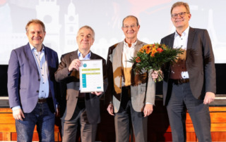 Testatübergabe an die Stadtreinigung Hamburg | v.l.n.r.: Jens Kerstan (Umweltsenator FHH), Prof. Dr. Rüdiger Siechau (Geschäftsführer SRH), Gerd Hofielen (GWÖ-Berater), Holger Lange (Geschäftsführer SRH)