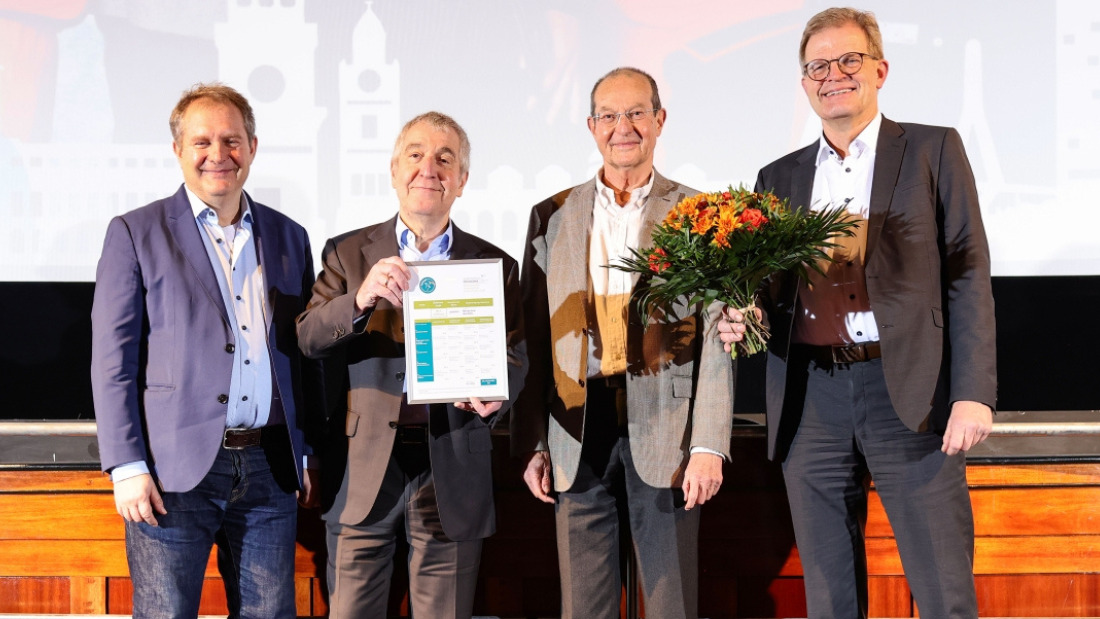 Testatübergabe an die Stadtreinigung Hamburg | v.l.n.r.: Jens Kerstan (Umweltsenator FHH), Prof. Dr. Rüdiger Siechau (Geschäftsführer SRH), Gerd Hofielen (GWÖ-Berater), Holger Lange (Geschäftsführer SRH)