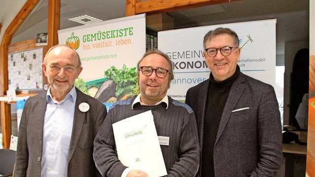 Mitglieder der Gemeinwohl-Ökonomie-Regionalgruppe Hannover und GWÖ-Berater haben das Zertifikat an den Inhaber der Gemüsekiste überreicht