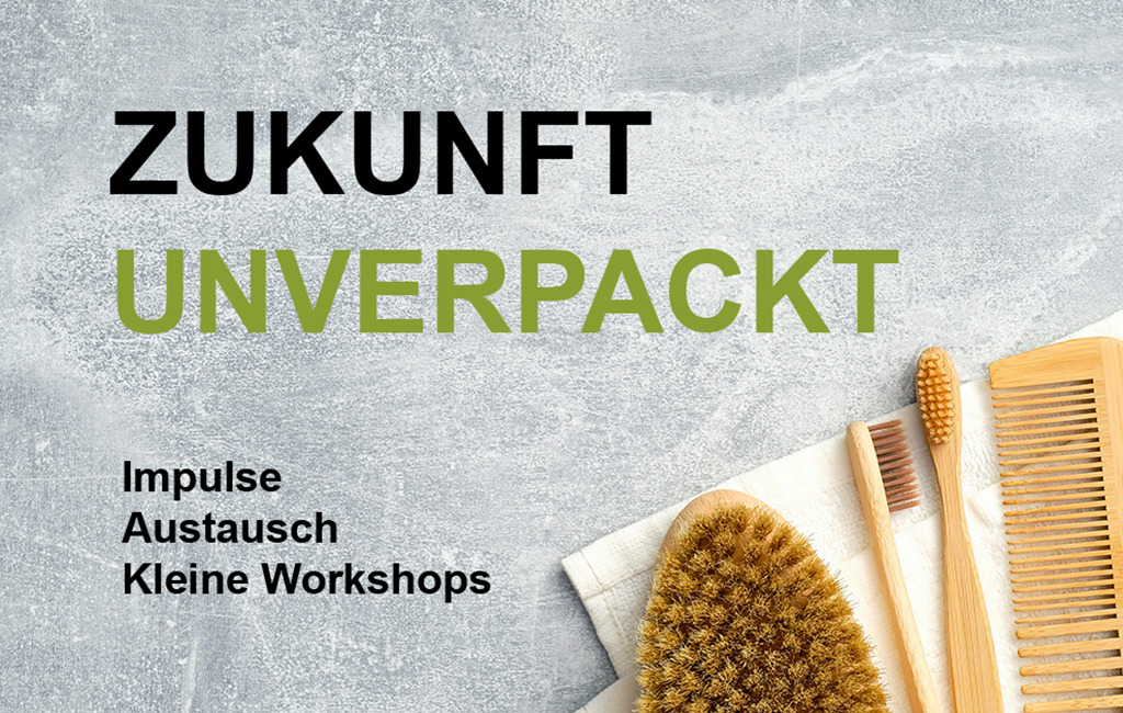 Das Ankündigungsplakat der Veranstaltung. Dort steht 'Zukunft unverpackt', Impulse, Austausch, kleine Workshops. Daneben sind plastikfreie Badezimmer-Utensilien zu sehen: Eine Bürste, ein Holzkamm und zwei Zahnbürsten.