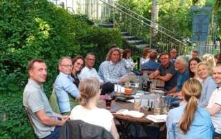 Vertreter*innen von Unternehmen im Biergarten