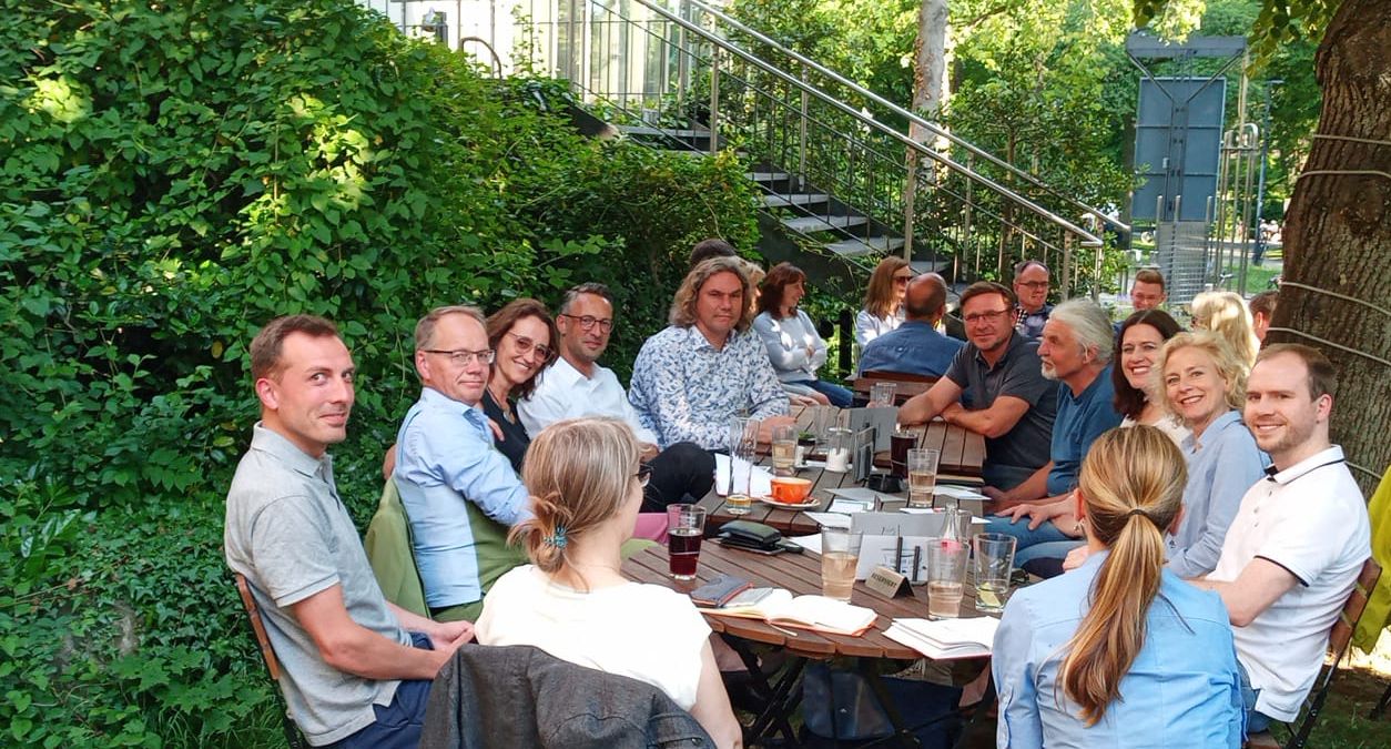 Vertreter*innen von Unternehmen im Biergarten