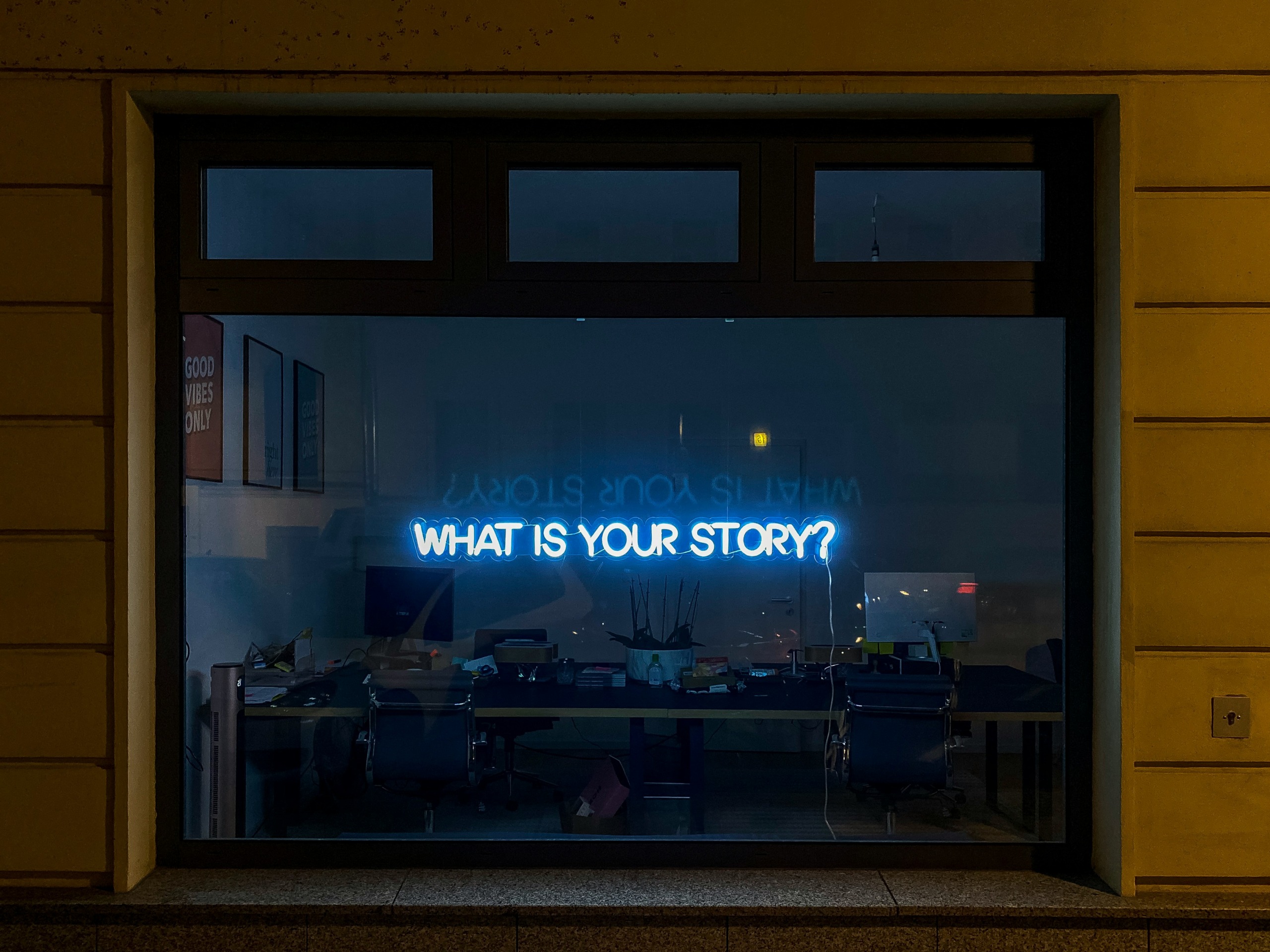 Ein Ladenfenster auf dem What is your story steht