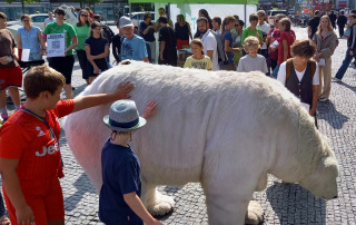 Eisbärin Paula mit begeisterten Kindern in Bielefeld