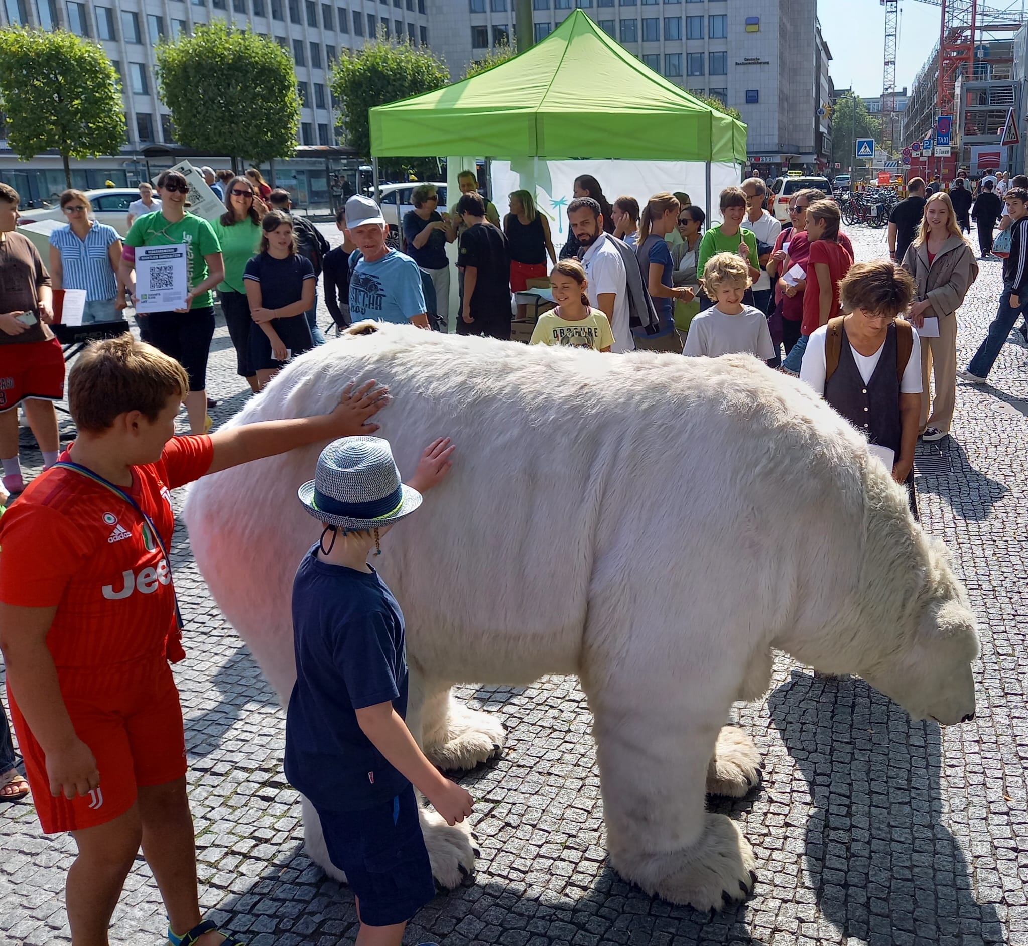 Eisbärin Paula mit begeisterten Kindern in Bielefeld