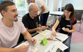 Multiplikator*innen testen ein Spiel