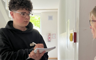 Schüler interviewt Lehrkraft