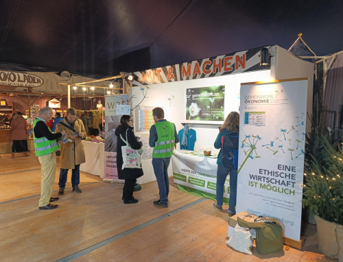 Glühwein und Gemeinwohl: Infostand auf dem Tollwood Festival