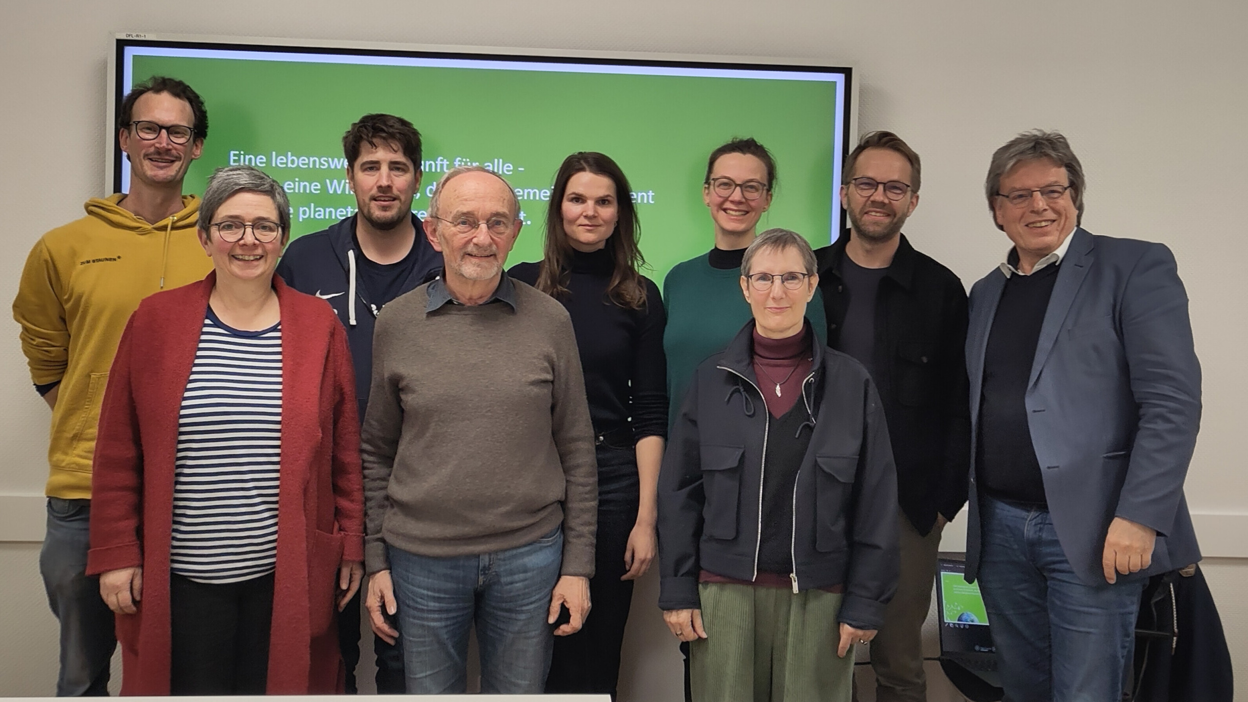 Nur fröhliche Gesichter: Das Gruppenfoto der Teilnehmenden des 9. Unternehmenstreffens der Gemeinwohl-Ökonomie-Regionalgruppe Hannover.