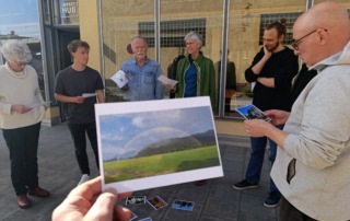 Workshopteilnehmende wählen Bilder aus zur gegenseitigen Vorstellung