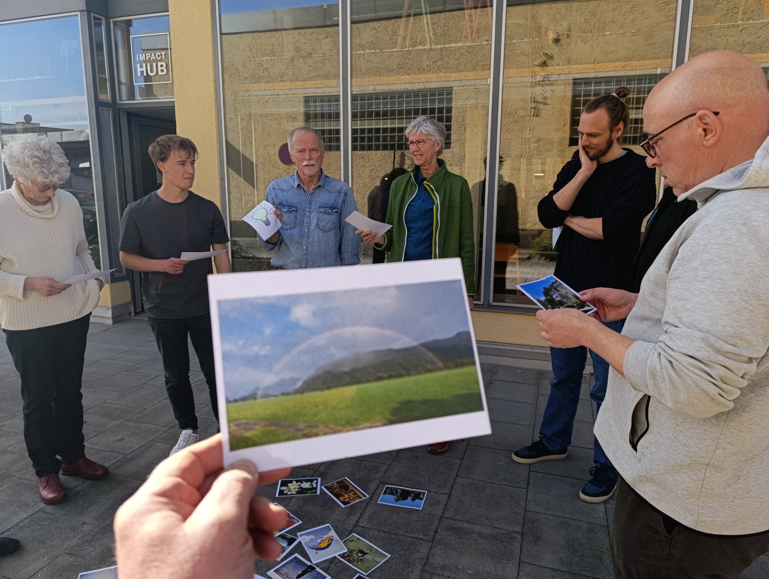 Workshopteilnehmende wählen Bilder aus zur gegenseitigen Vorstellung